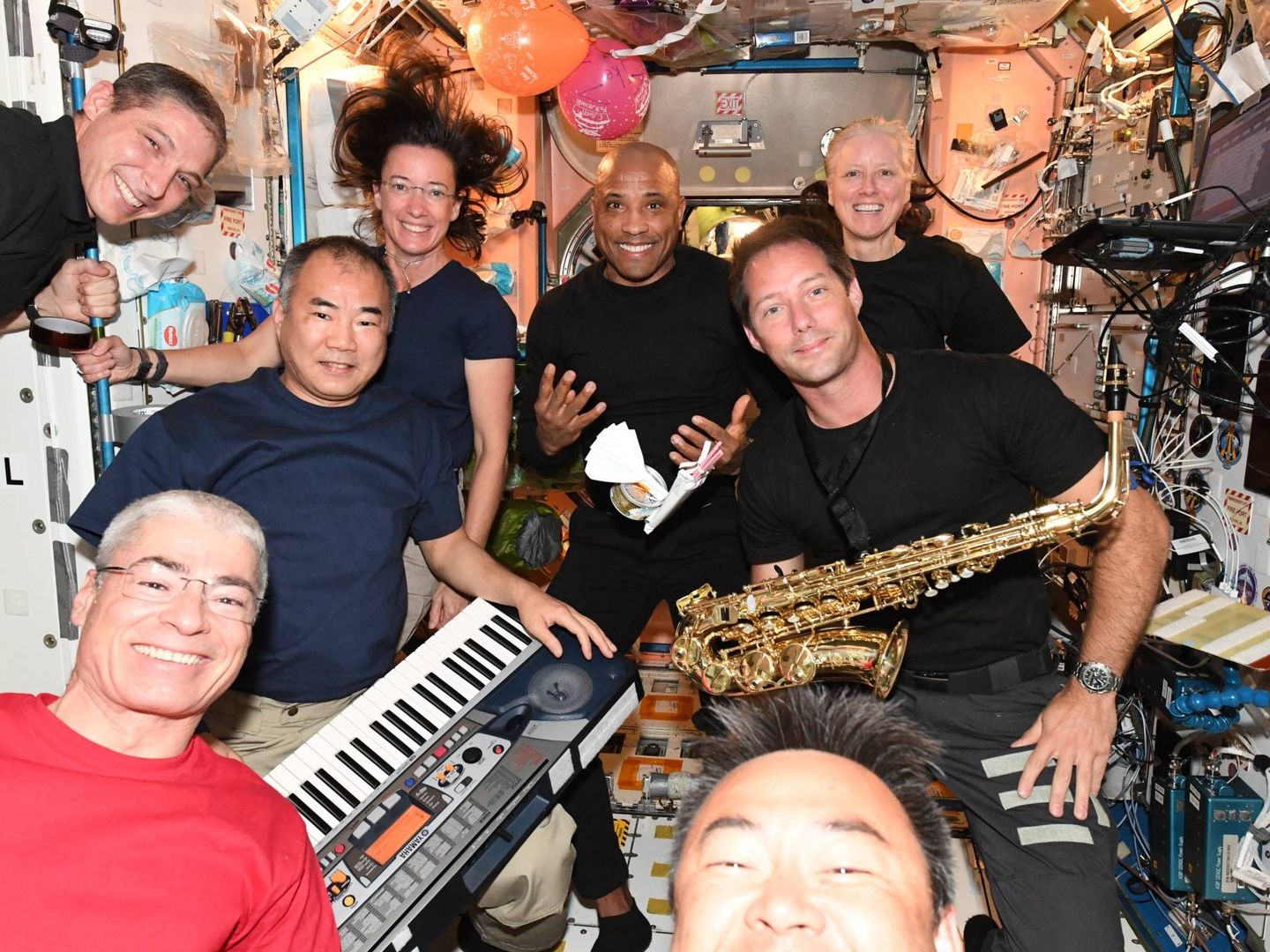 La fiesta de cumpleaños del astronauta Victor Glover (centro). (ESA/NASA)