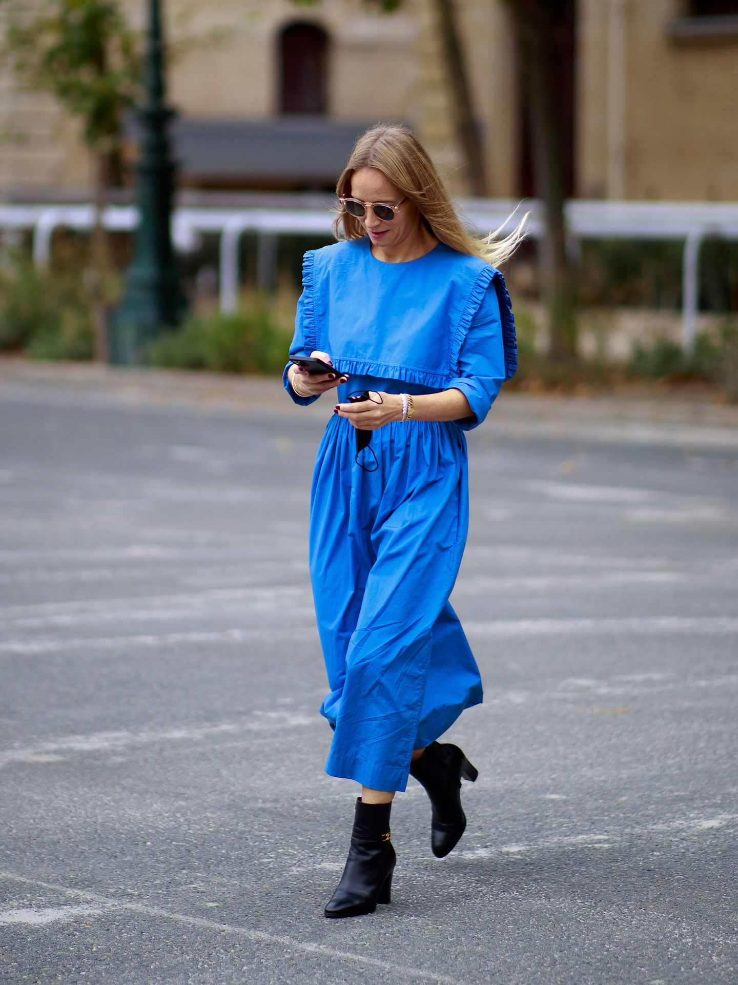 Una editora de moda con un vestido azul eléctrico. (Imaxtree)