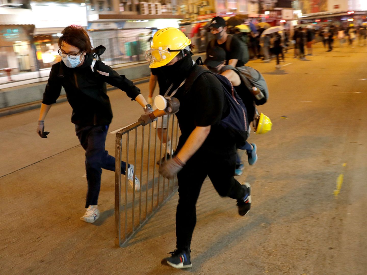 Protestantes construyendo barricadas durante la marcha en Hong Kong. (Reuters)