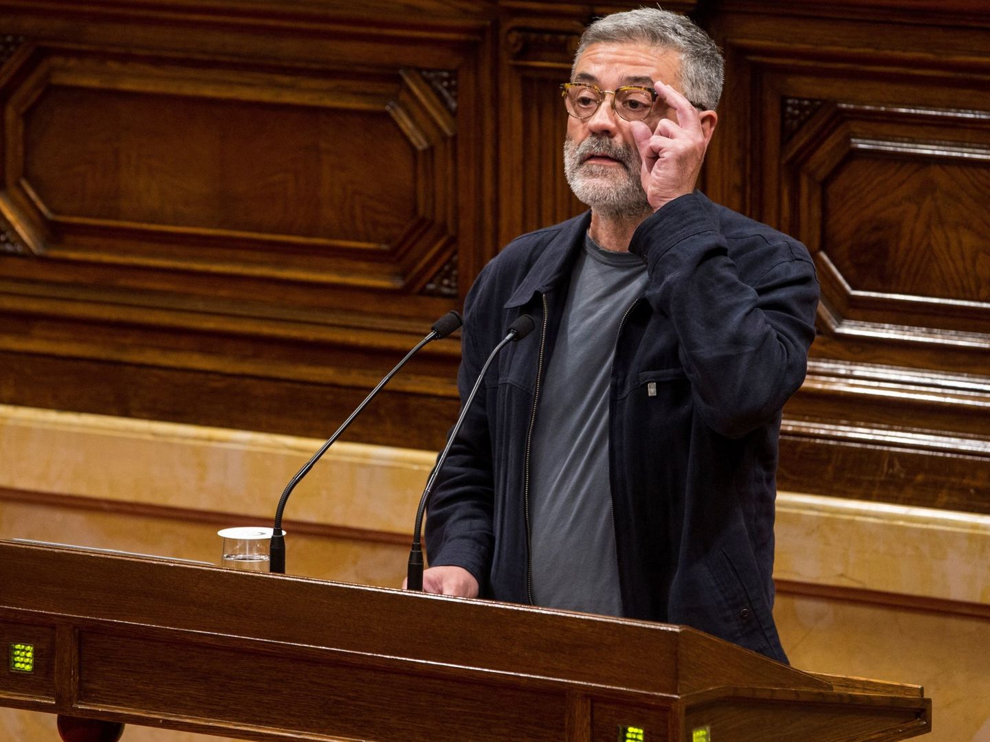 Carles Riera durante su discurso en el pleno de investidura del candidato. (EFE) 