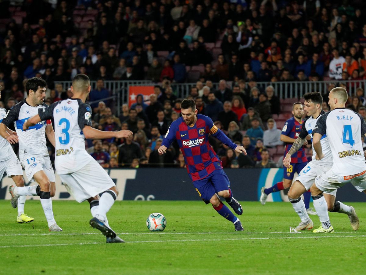 Foto: Leo Messi, ante cuatro jugadores del Alavés antes de marcar el 3-1. (Reuters)