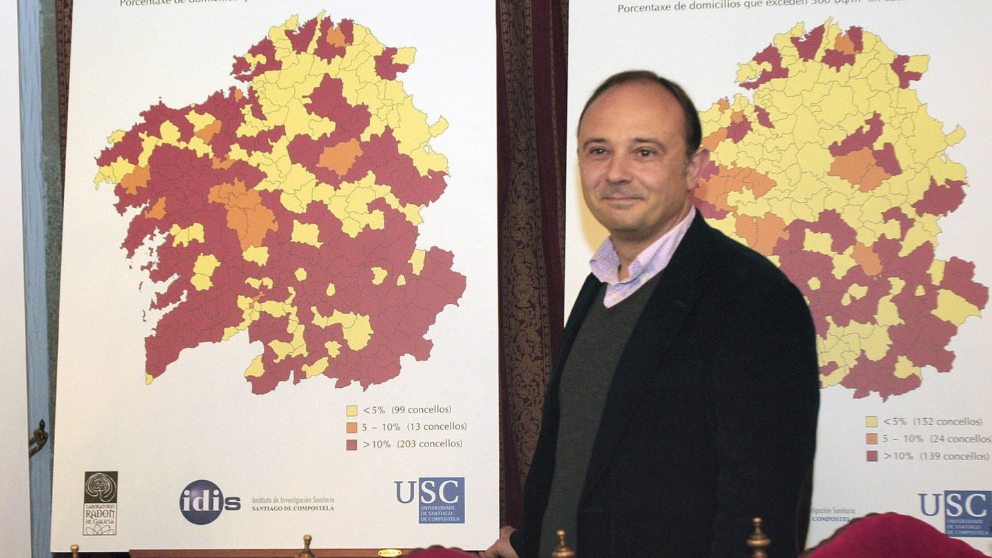 Alberto Ruano, ante un mapa de radón de Galicia presentado hace años. (EFE)