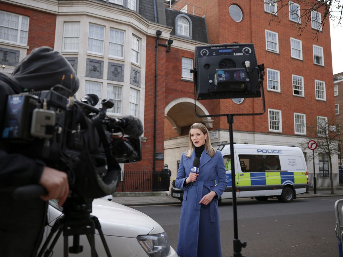 Foto: Periodista de televisión, en Reino Unido. (Reuters)