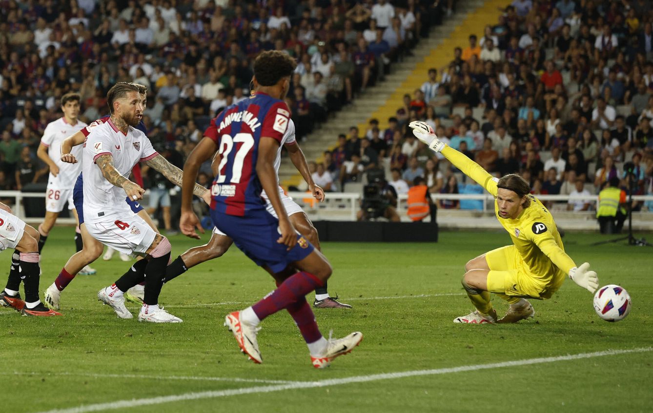 La jugada en la que Sergio Ramos marca en propia puerta en el partido contra el Barcelona. (Reuters/Albert Gea)
