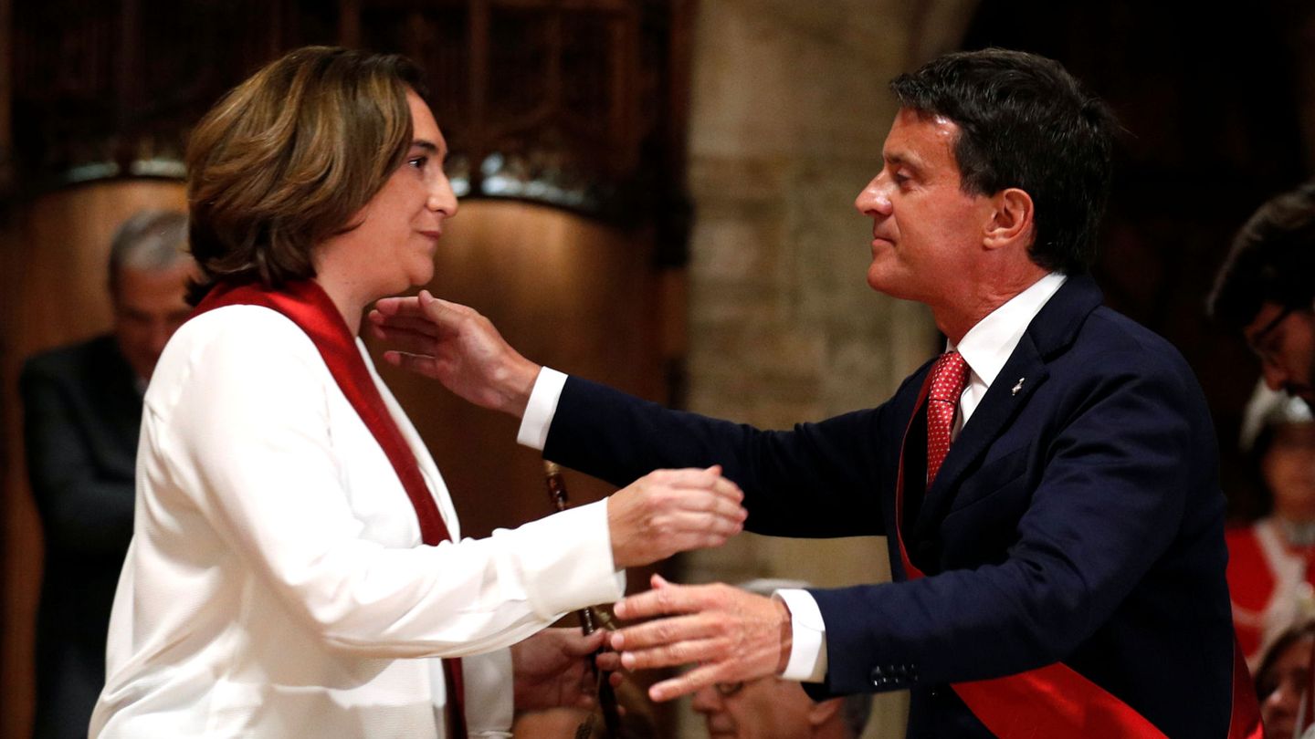 Ada Colau meets with former French Prime Minister Manuel Valls during her swearing-in ceremony as the new mayor of Barcelona, at Barcelona's town hall, Spain, June 15, 2019. REUTERS Albert Gea