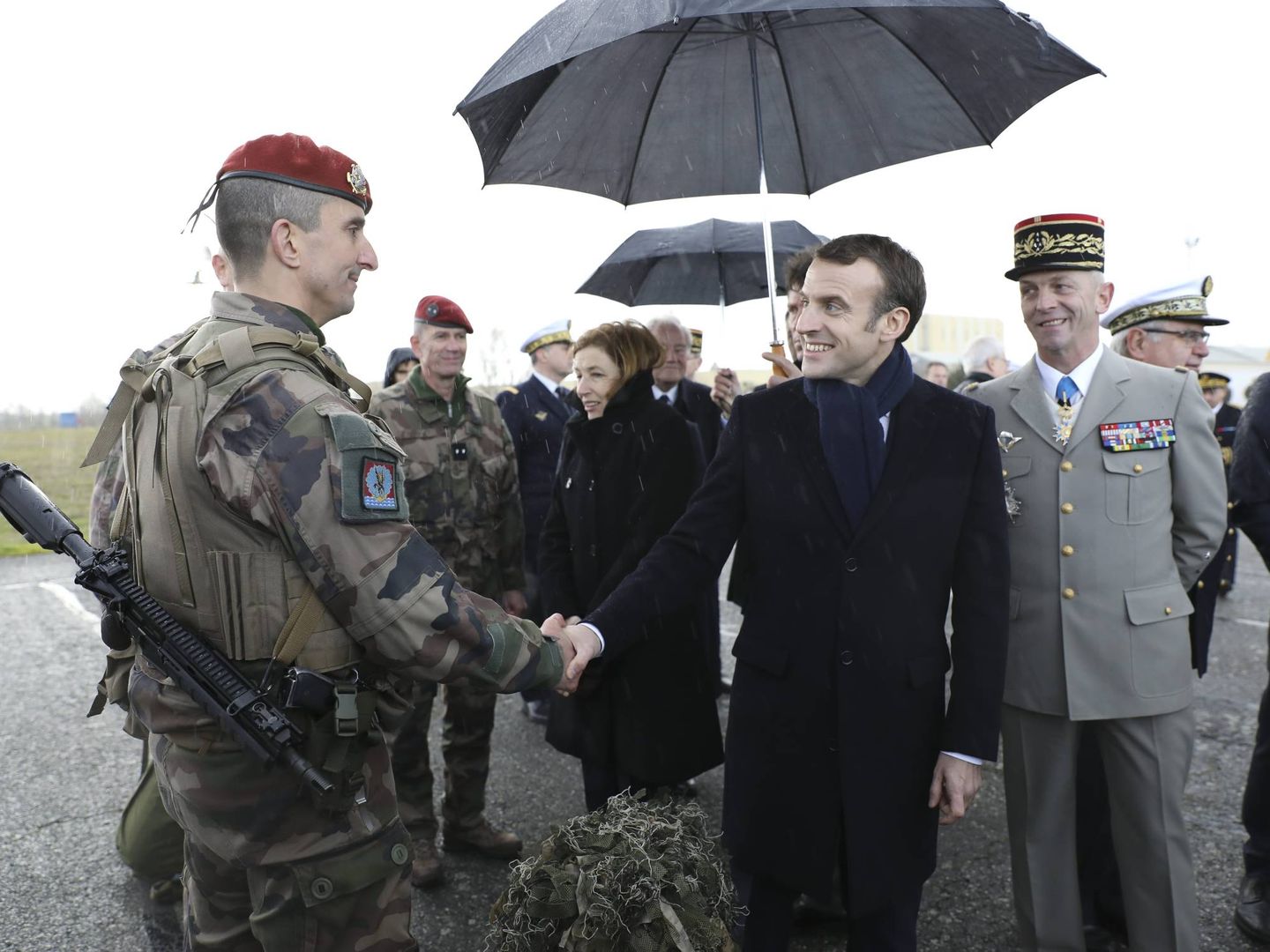 Emmanuel Macron, felicitando el año nuevo a las tropas francesas. (Cordon Press)