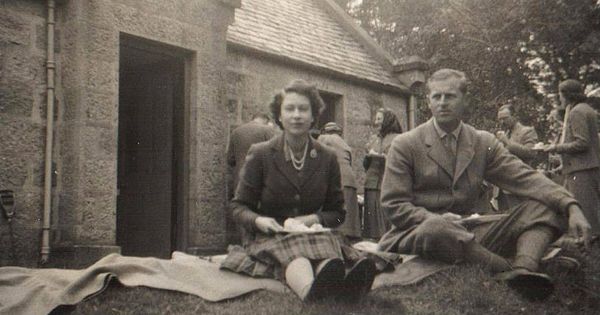 Foto: Isabel II y el duque de Edimburgo en un picnic en Balmoral. (Cortesía de Rowley's)