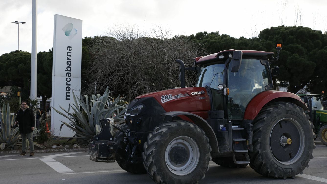 Foto: Un tractor durante una manifestación en la entrada de Mercabarna. (Europa Press/Kike Rincón)