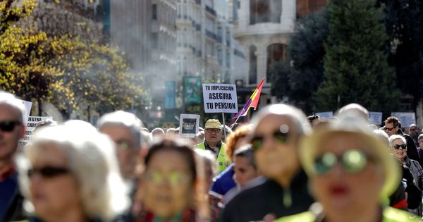 Foto: Manifestación "en contra de los ataques a las pensiones" celebrada en el mes de diciembre. (EFE)