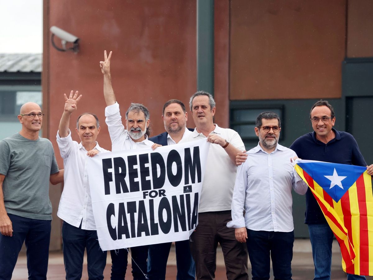 Foto: Los presos del 'procés', en su salida de la cárcel. (EFE/Quique García)