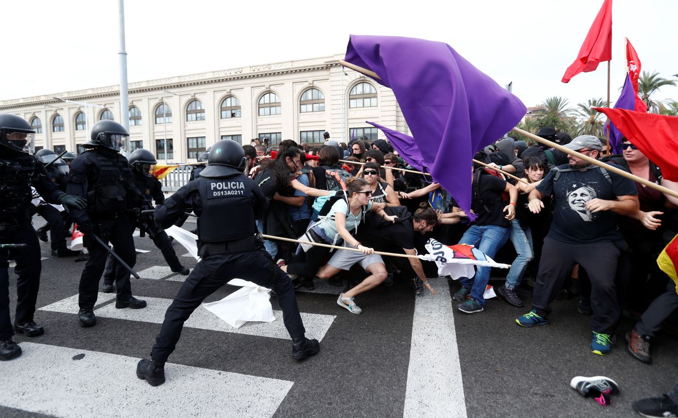 Agentes de policía cargan contra los manifestantes. (Reuters)