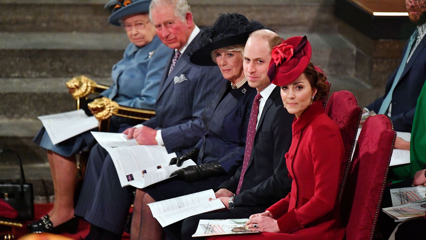 Los duques de Cambridge, en su último compromiso oficial junto a la reina Isabel. (Reuters)