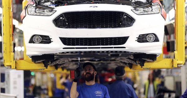 Foto: Una operario en la cadena de producción de la planta de Ford en Almussafes.