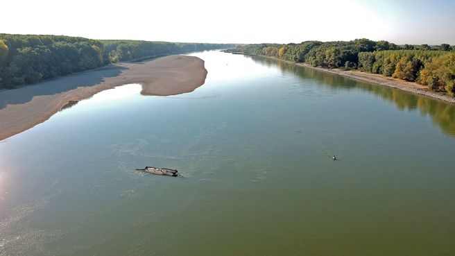 Foto de Bajo nivel del agua en el río Danubio