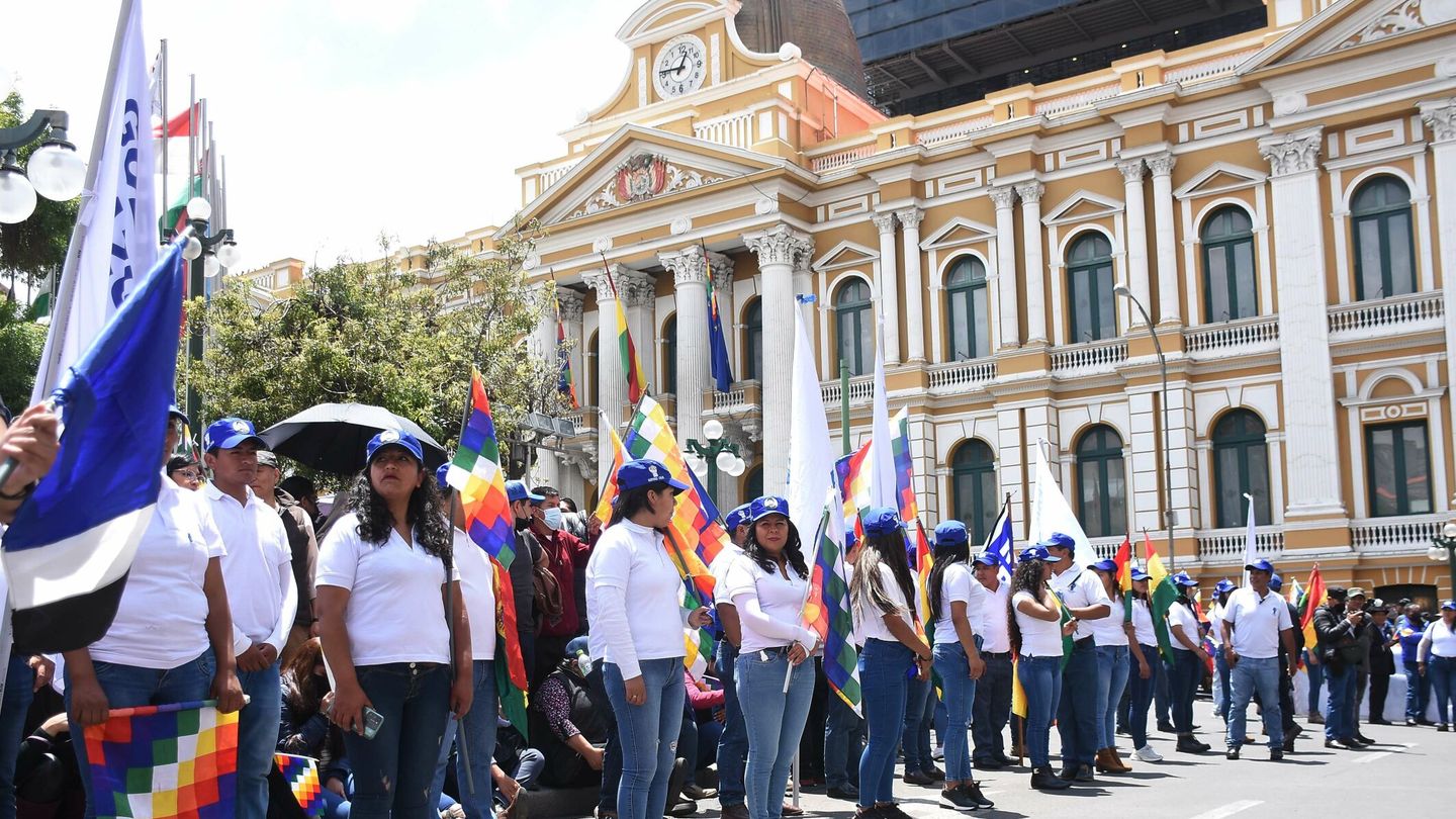 Celebración popular frente al palacio presidencial. (EFE/Stringer)