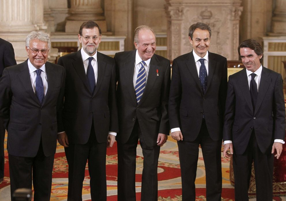 Foto: El rey Juan Carlos, acompañado de Felipe González (i), José Luis Rodríguez Zapatero (2d) y José María Aznar (d), y el presidente Mariano Rajoy (2i)