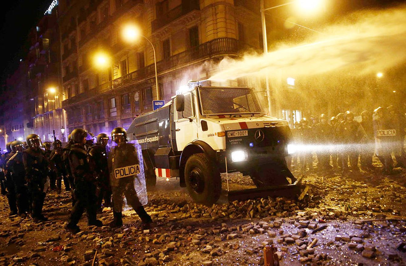 El camión con chorros de agua en las calles de Barcelona. (EFE)