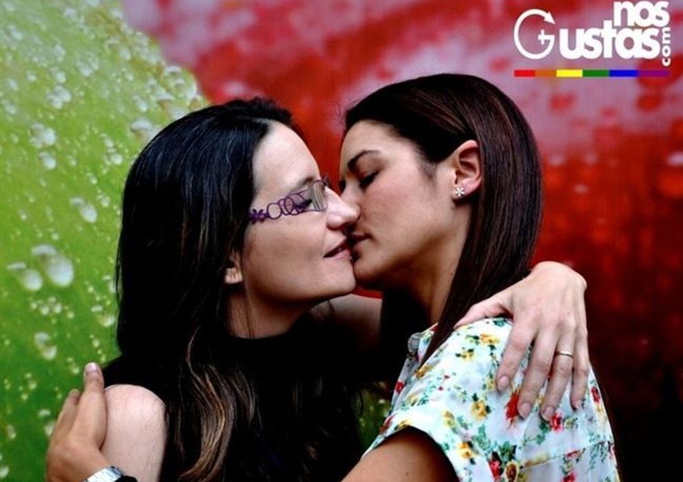 Foto: El beso de Mónica Oltra y Mireia Mollá. (Nosgustas.com)