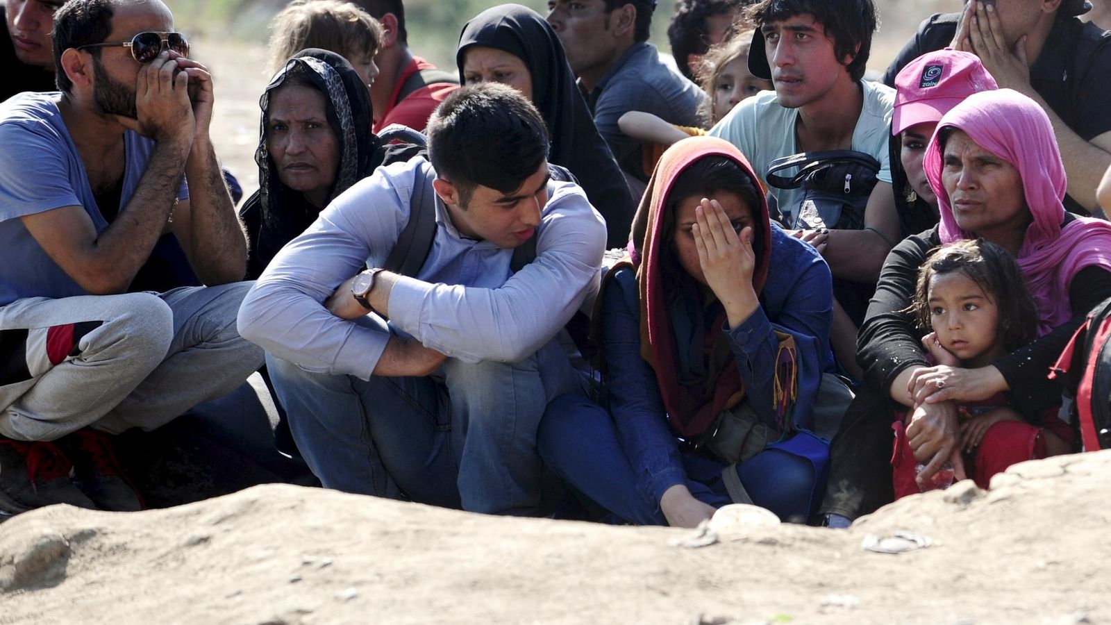 Foto: Inmigrantes esperando para entrar en Grecia desde Macedonia. (Reuters)