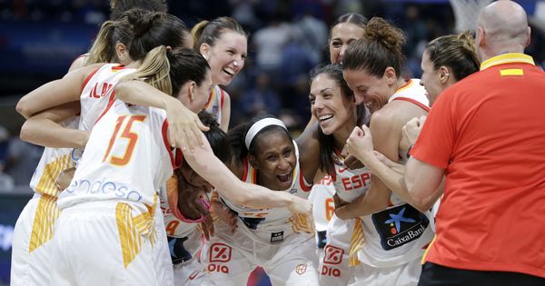 Foto: Las jugadoras de la selección española celebran su clasificación para la final del EuroBasket. (EFE)