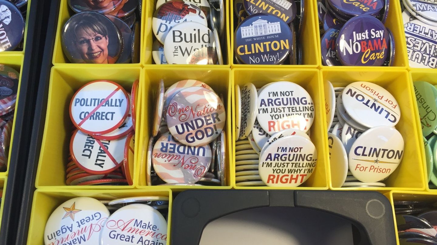 'Merchandising' de la Convención Republicana de Cleveland, donde abundan los lemas contra Clinton (EFE)
