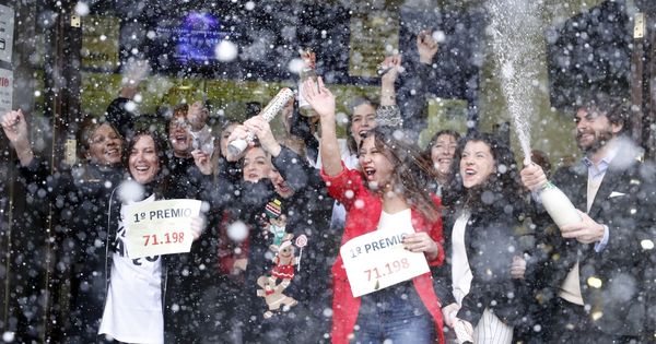 Foto: Un grupo de afortunados celebra el premio Gordo de la Lotería de Navidad. (EFE)