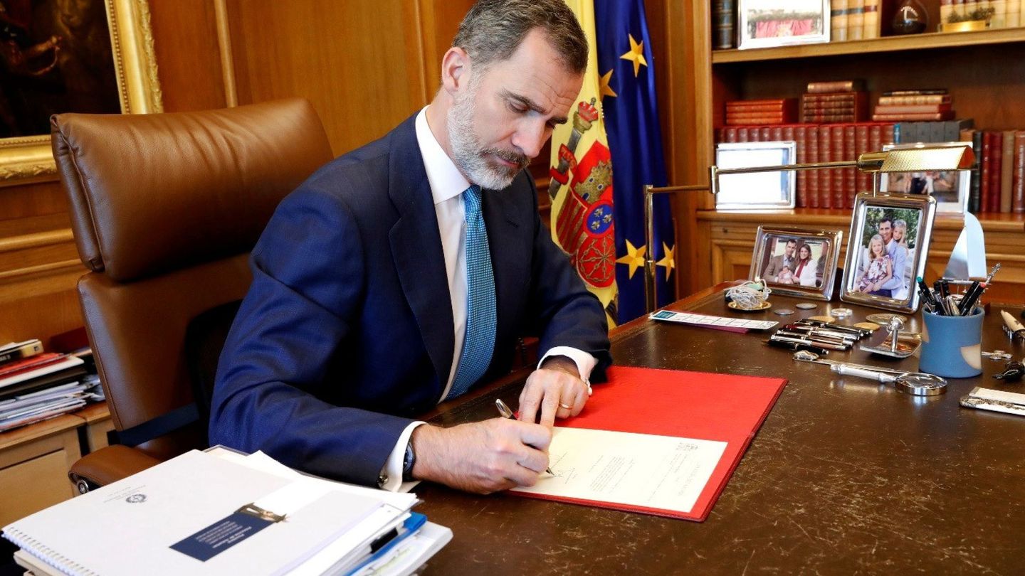 Fotografía de la Casa de Su Majestad el Rey Felipe VI durante la firma del Real Decreto de nombramiento de Pedro Sánchez. (EFE)