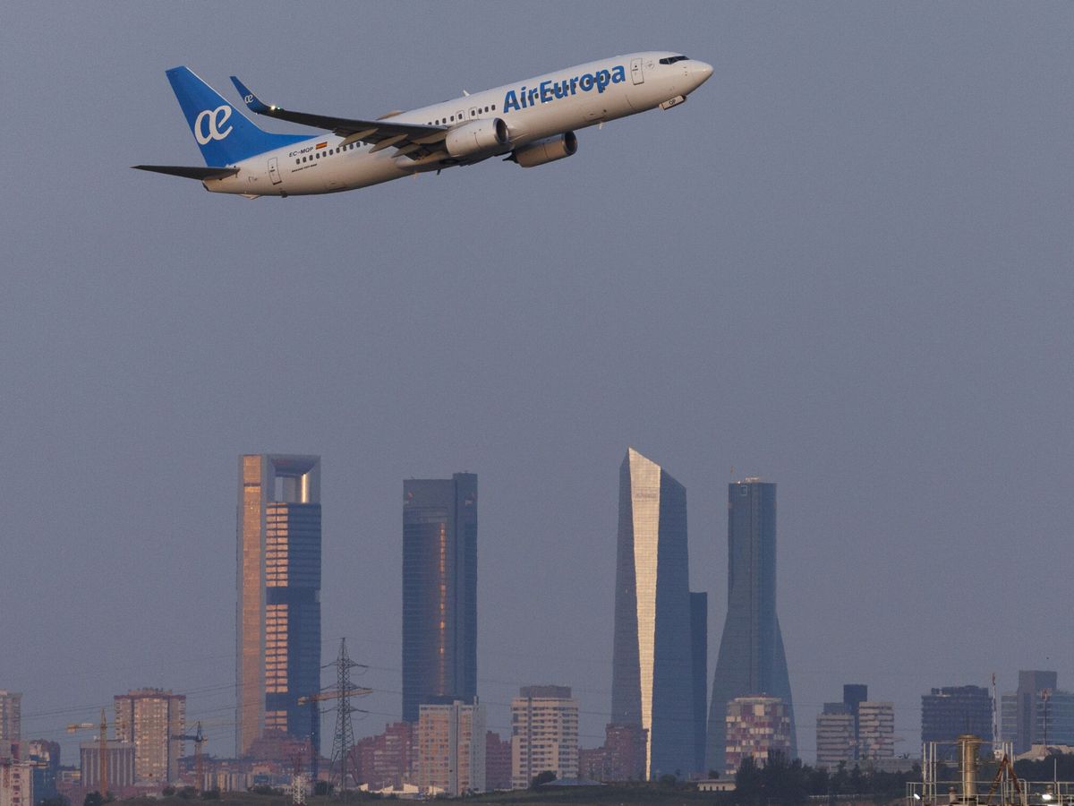 Foto: Un avión sobrevuela Madrid, con las torres al fondo. (EFE/Sergio Pérez)
