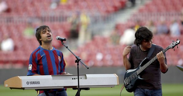 Foto: El cantante Manu Guix cantando el himno del FC Barcelona. (Foto: EFE)