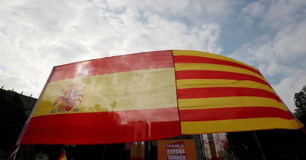 Foto: Banderas española y catalana. (Reuters)