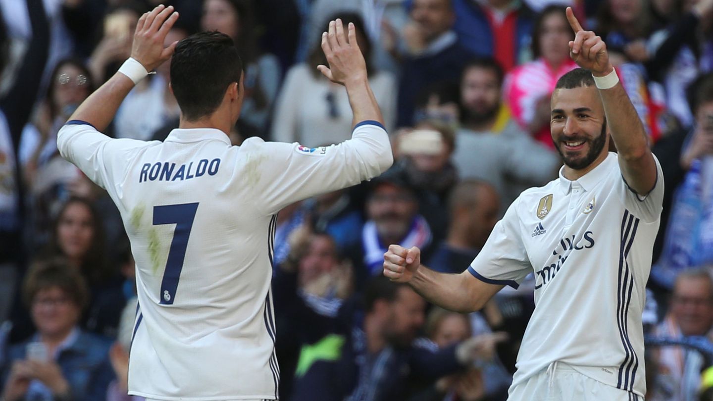 Cristiano y Benzema celebran un gol del Real Madrid. (Reuters/Sergio Pérez)