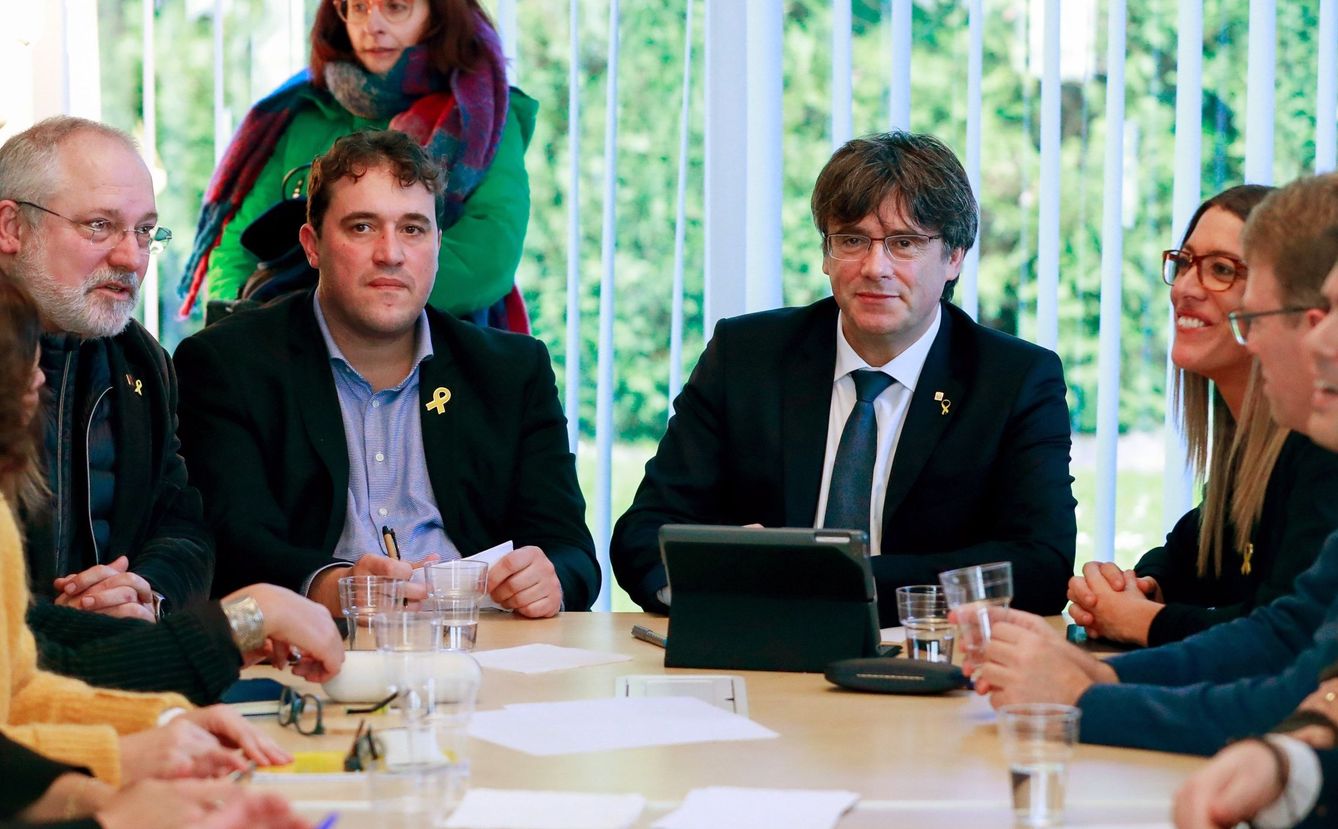 Puigdemont junto al presidente del PDeCAT, David Bonvehí, el 'exconseller' Lluís Puig, y la vicepresidenta del PDeCAT, Míriam Nogueras. (EFE)