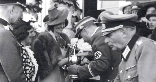 Foto: La condesa Margit von Tyssen (von Batthyany tras su boda) recibe un trofeo de manos de un jerarca nazi en la Hípica de Viena en 1942.