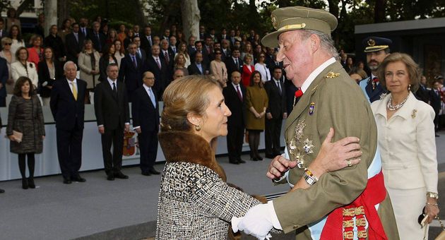 La infanta Elena saluda a su padre, el rey Juan Carlos I. (EFE/Borja)