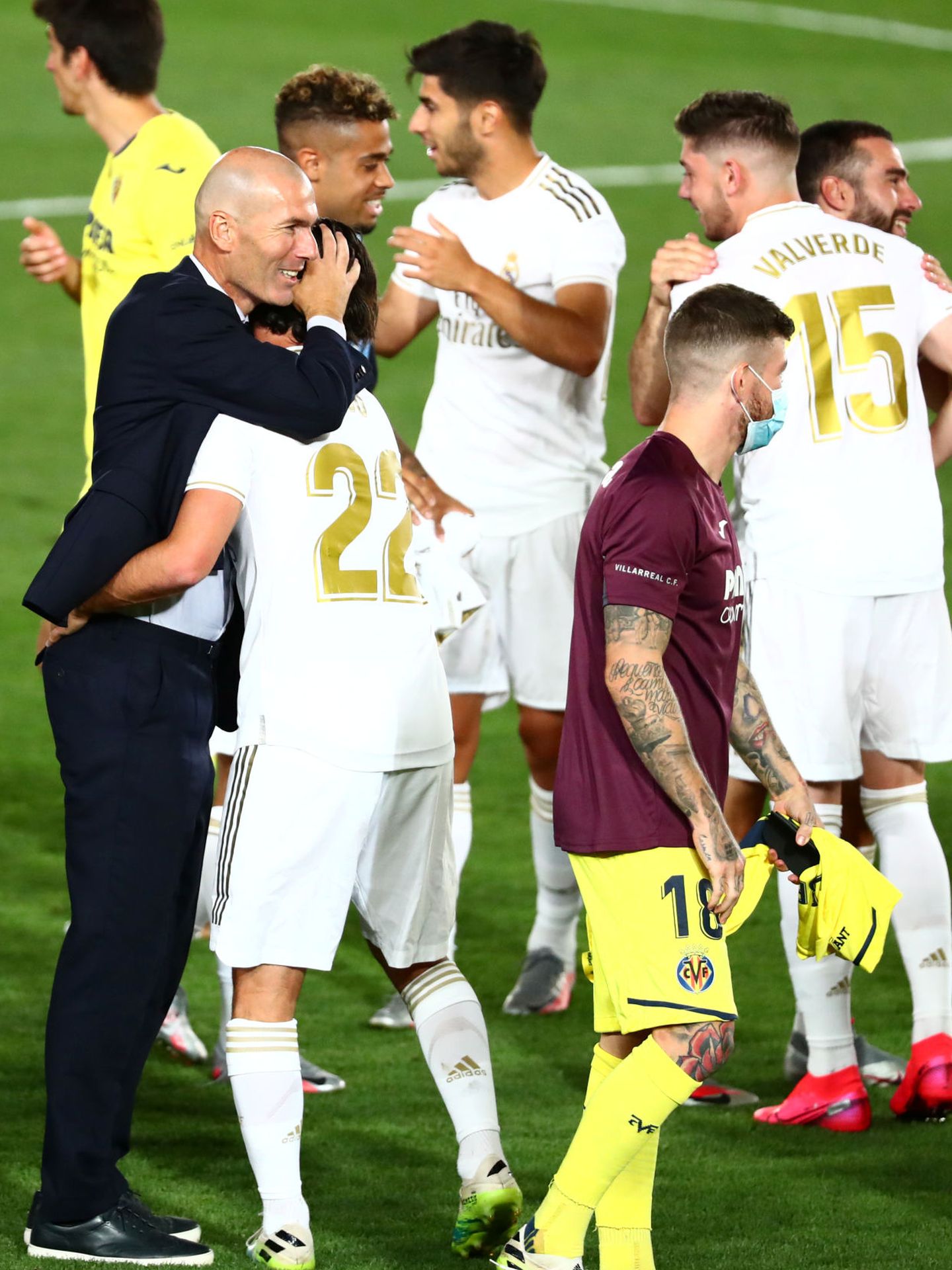 Zidane abraza a Isco, la temporada pasada. (Reuters)