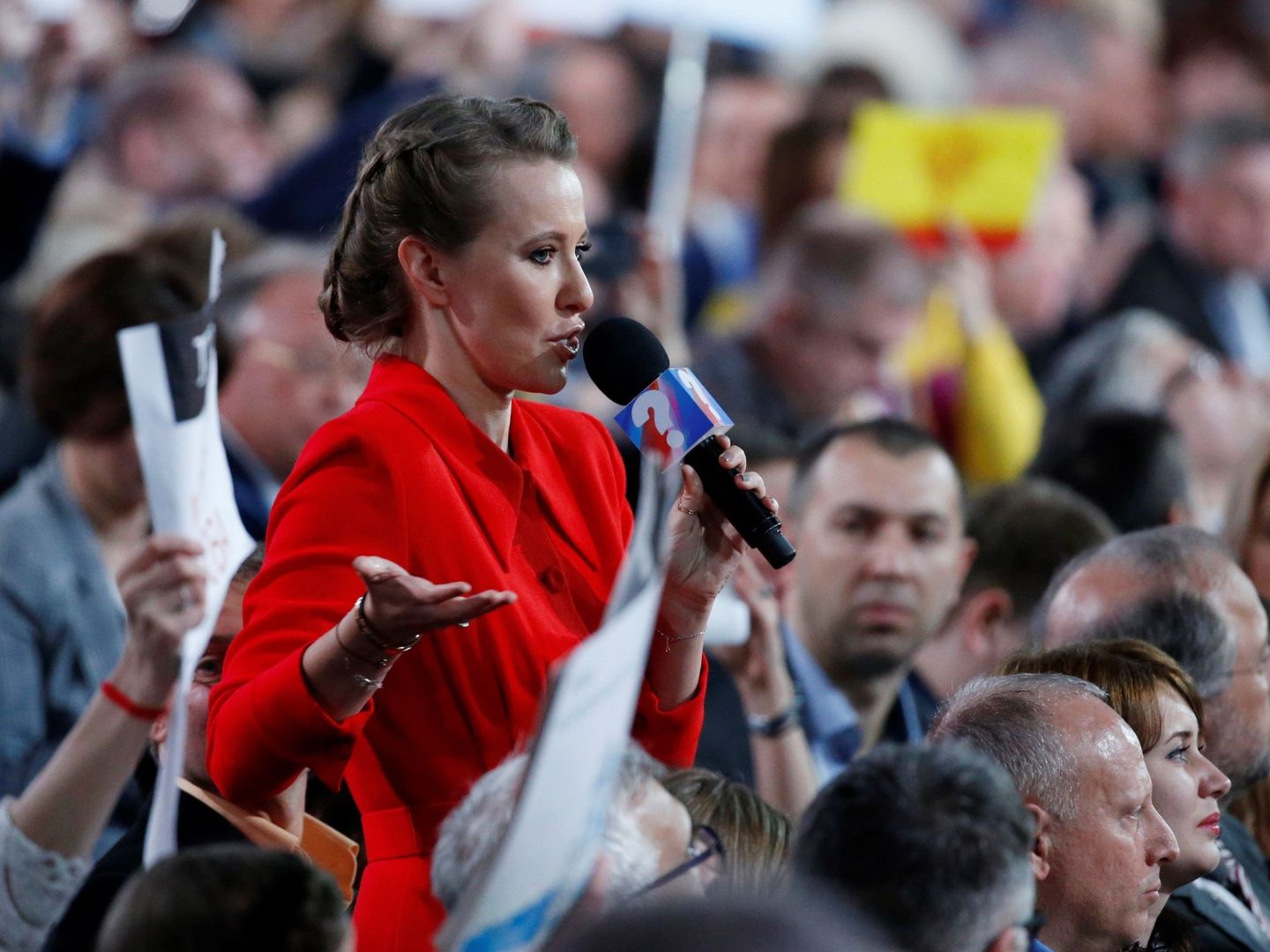 La periodista y candidata a la Presidencia rusa Ksenia Sobchak (c) formula una pregunta durante la rueda de prensa anual del presidente Putin, en Moscú. (EFE)