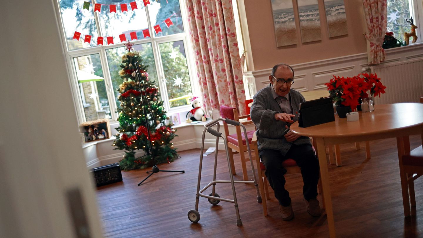 Un hombre habla por videollamada desde una residencia en Reino Unido. (Reuters)