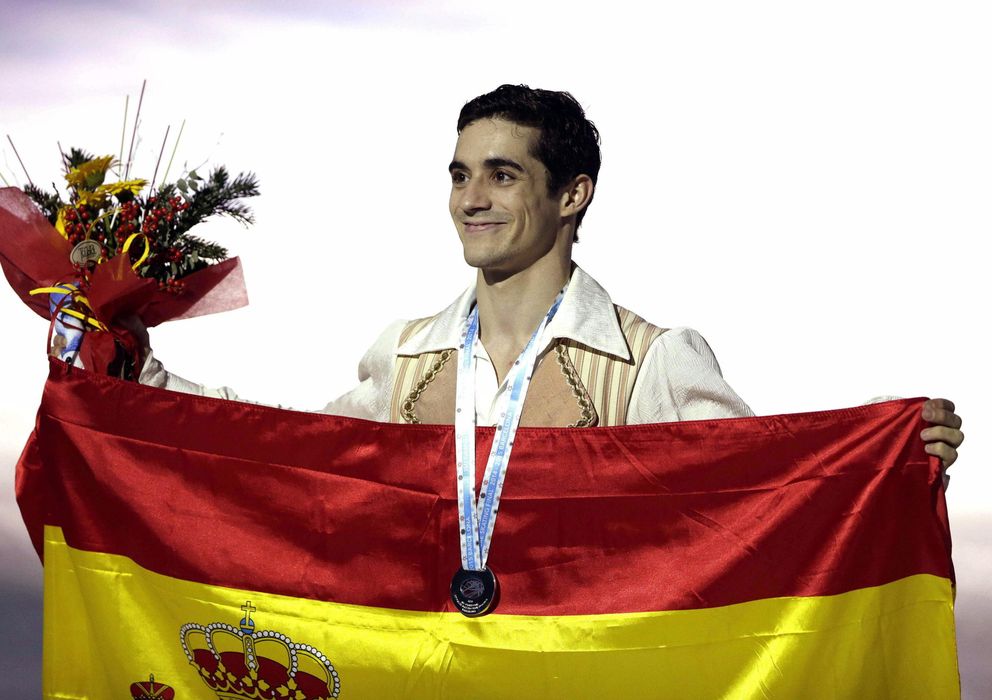 Foto: Javier Fernández posa con la medalla de plata en el Grand Prix de Barcelona (Efe).