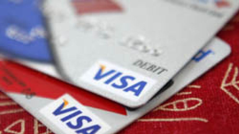 Foto: La banca cobra un 4,5% más que hace un año por las tarjetas de débito y un 3% más por las de crédito