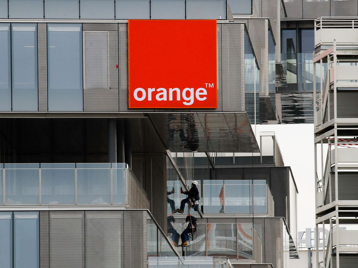 Foto: Logo de Orange en una de las oficinas de la compañía. (Reuters)