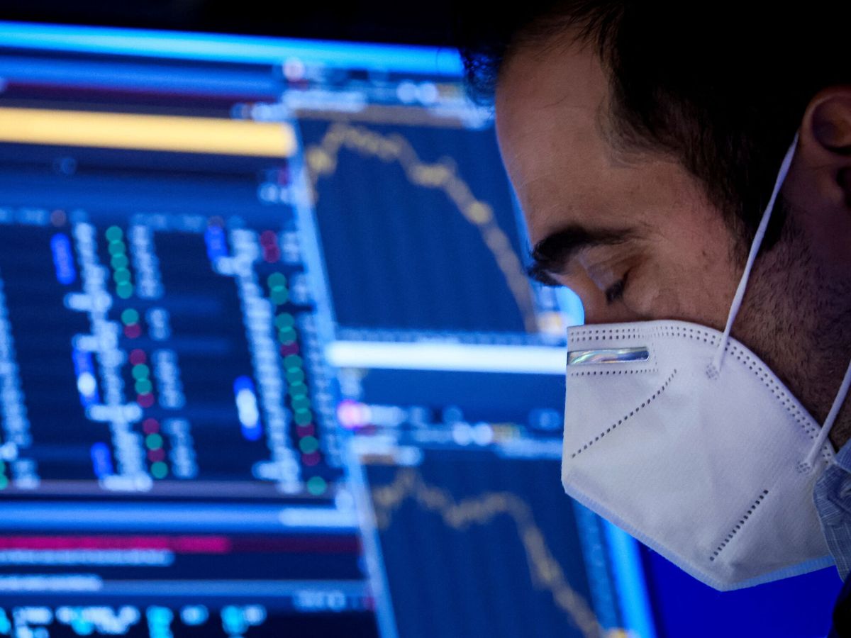 Foto: Un operador de mercados en la Bolsa de Nueva York. (Reuters/Brendan McDermid)