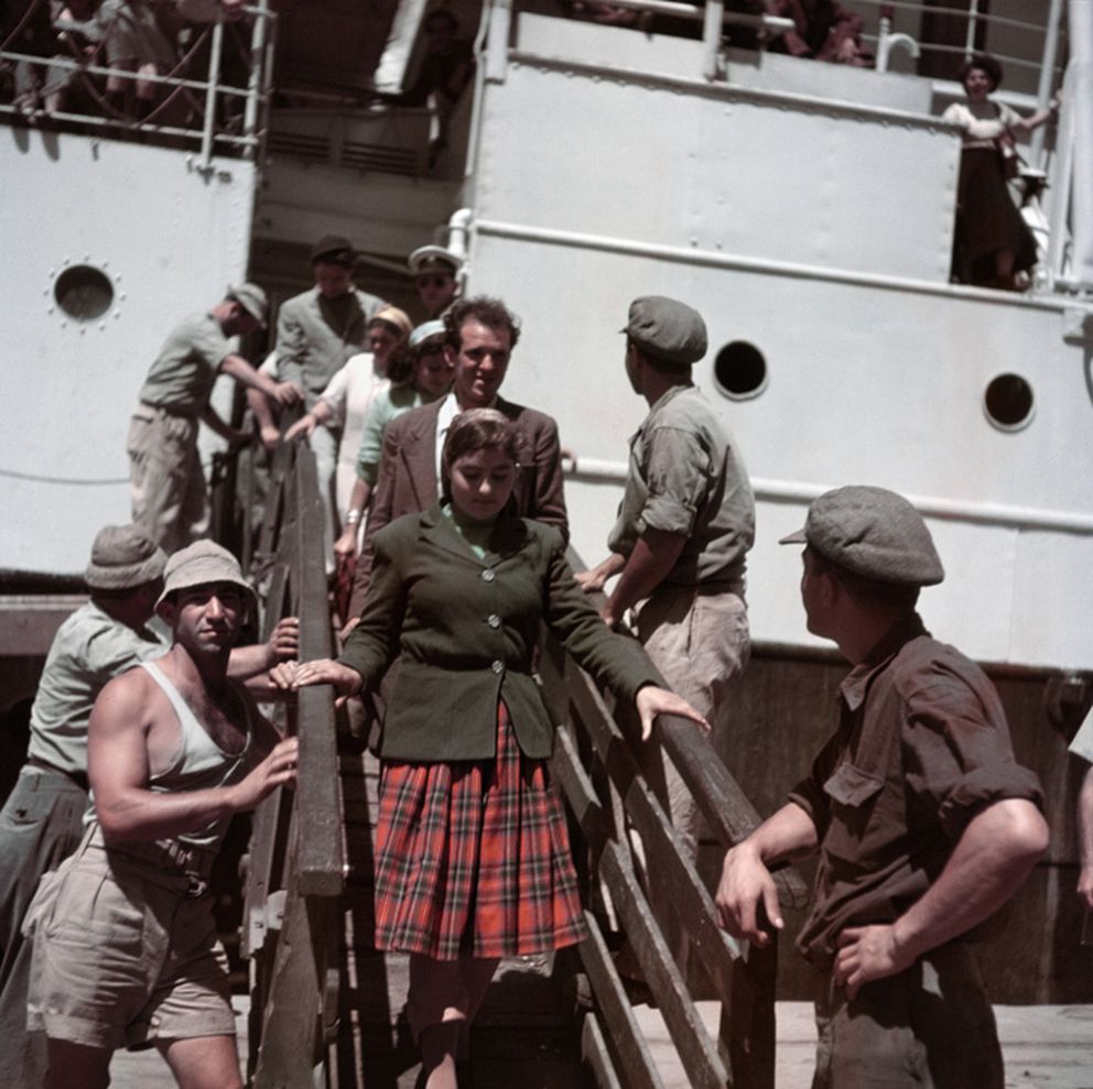 Inmigrantes desembarcan cerca de Haifa (Israel), 1949-50 © Robert Capa/International Center of Photography/ Magnum Photos