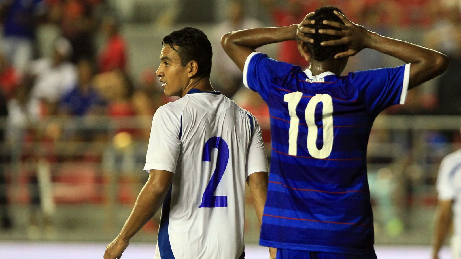 Foto: José Noez, de azul, jugador de la selección de Panamá. De blanco, Moisés García, de la selección de El Salvador. Imagen de archivo (EFE)