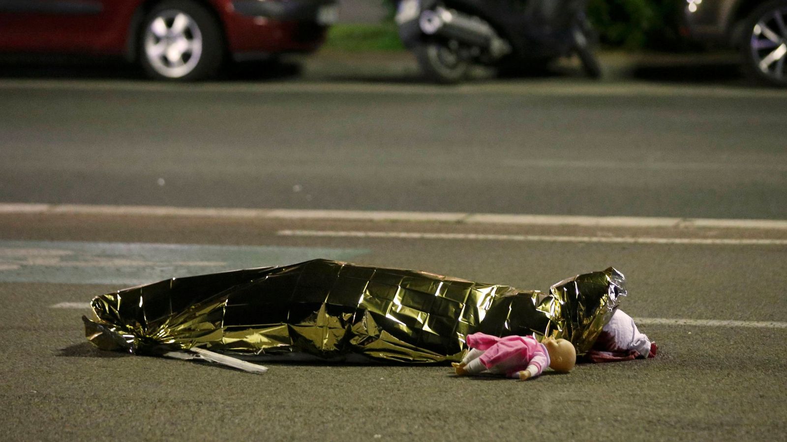 Foto: Uno de los cuerpos de las víctimas del atentado de Niza. (Reuters)
