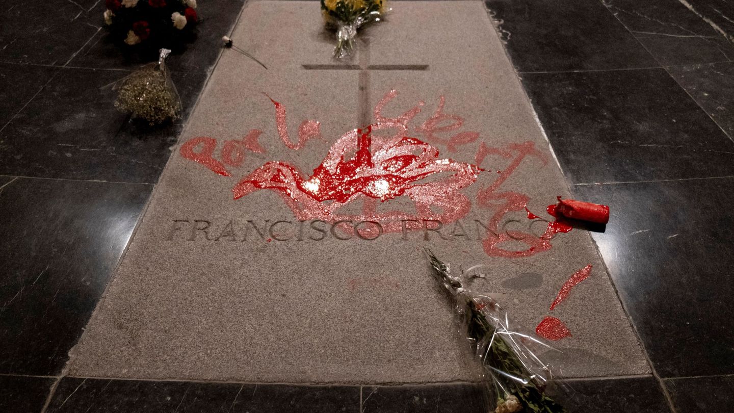 La tumba del dictador, después de que un hombre la profanara la pasada semana con pintura roja. (EFE)