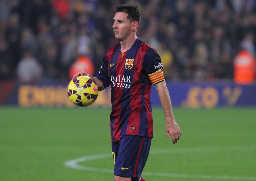 Foto: Messi se retira del Camp Nou botando el balón con el que consiguió su 'hat-trick' número 20 en Liga. 