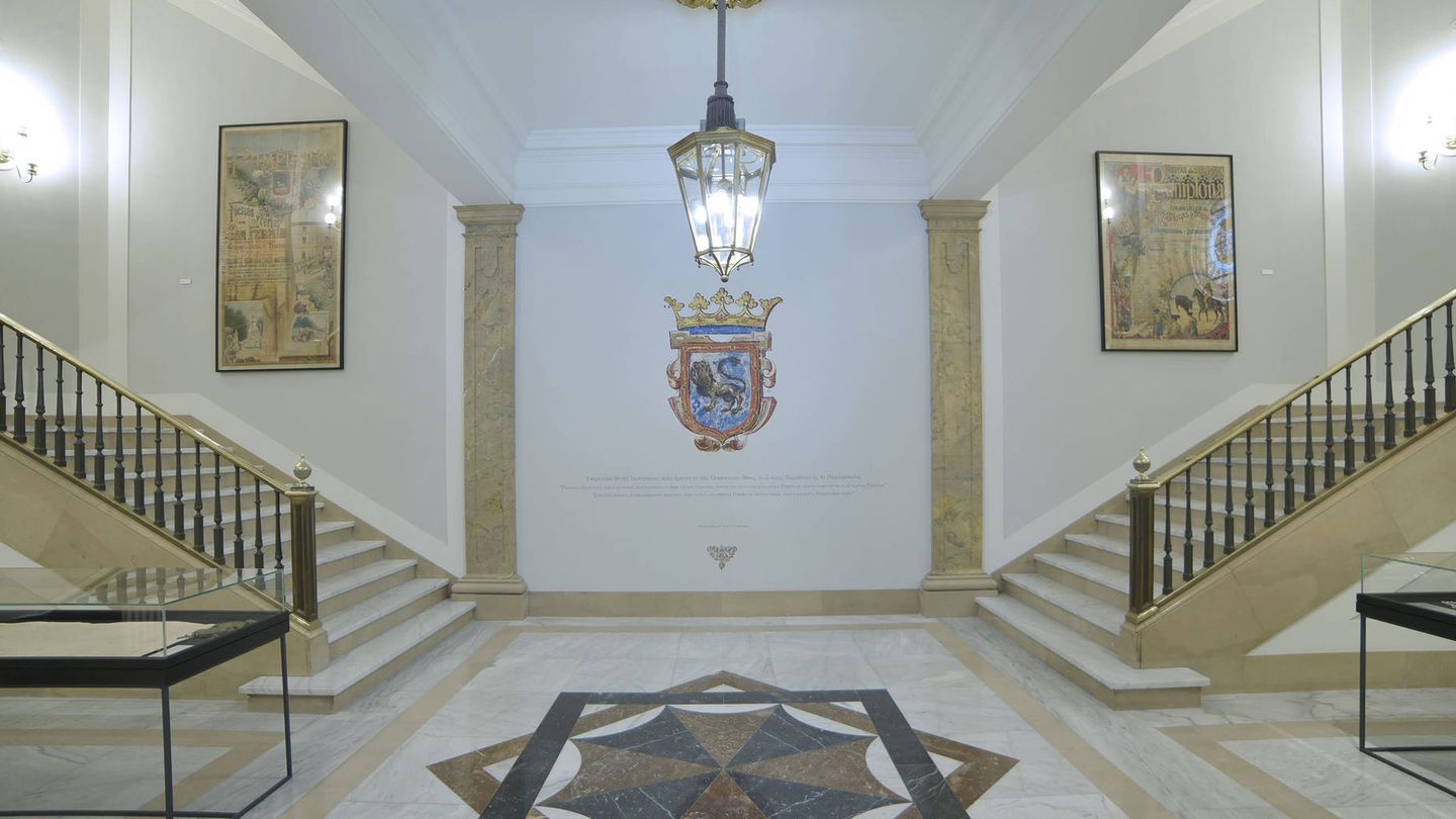 Carteles históricos de San Fermín han sustituido los cuadros de los reyes de Navarra en las escaleras.