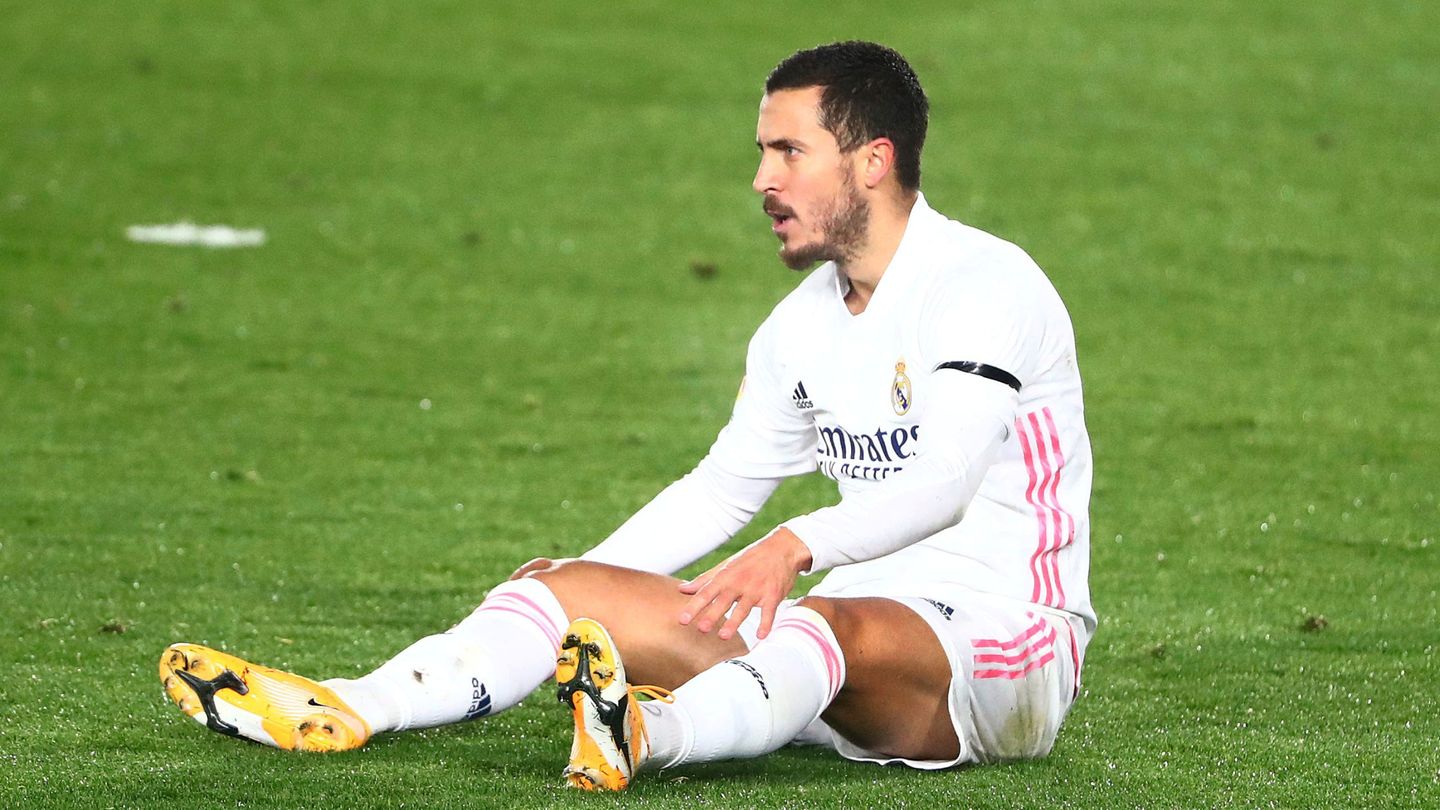Hazard se resiente de una lesión muscular en el terreno de juego. (Reuters)