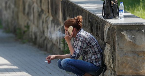 Foto: Una mujer fuma mientras habla por el móvil. (Valentin Ogirenko / Reuters)