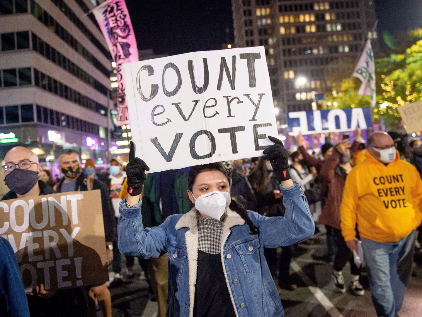Manifestantes en Filadelfia mientras se lleva a cabo el recuento de votos tras las elecciones. (EFE)